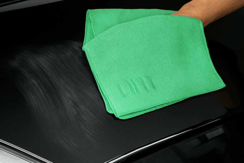 Utilizzo del panno LYLLY per la rimozione di polish durante il car detailing professionale